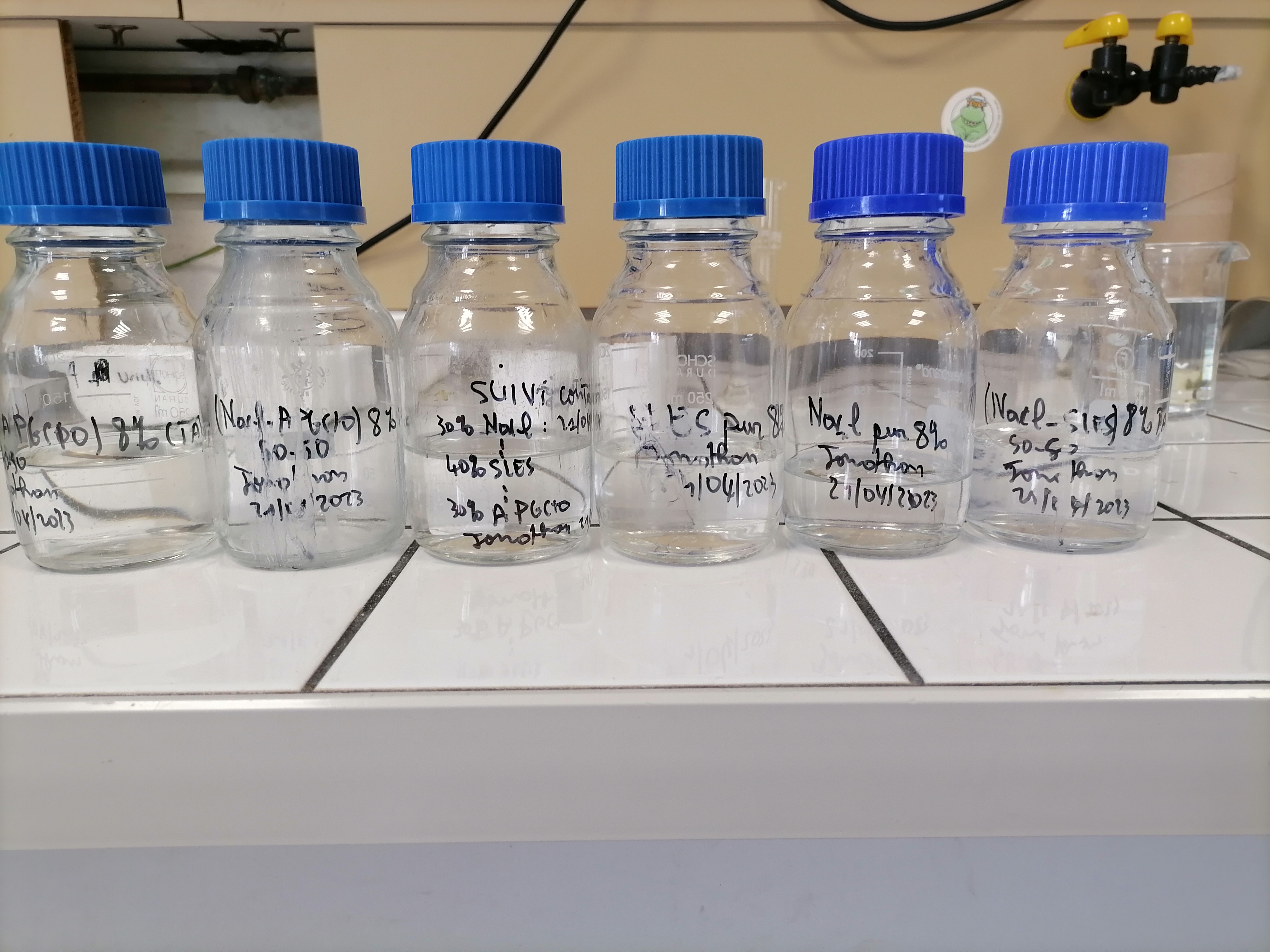 Flacons issus des essais de formulation du mélange de tensioactifs