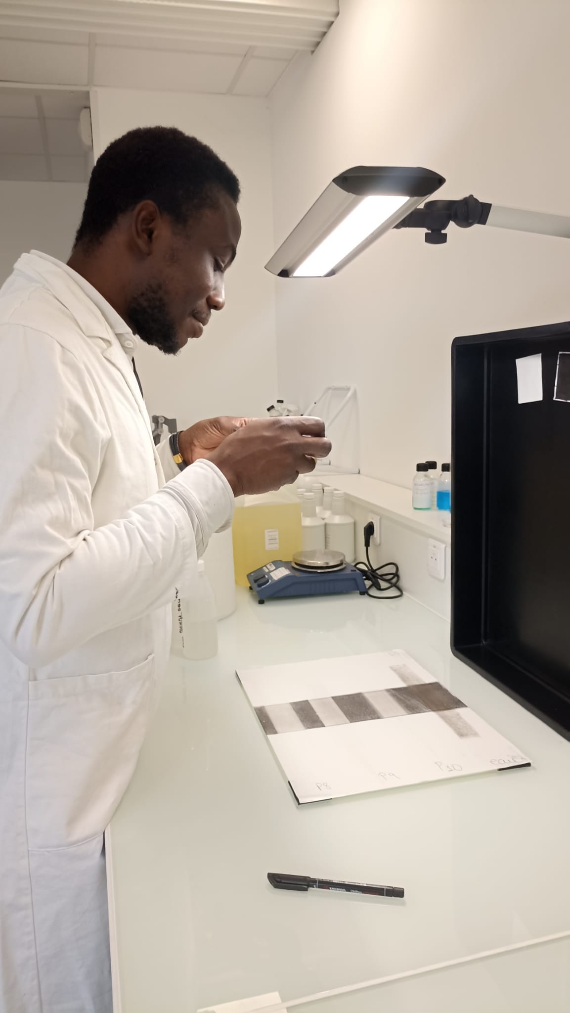 Jonathan Beugré réalisant un test de produit au laboratoire Salveco