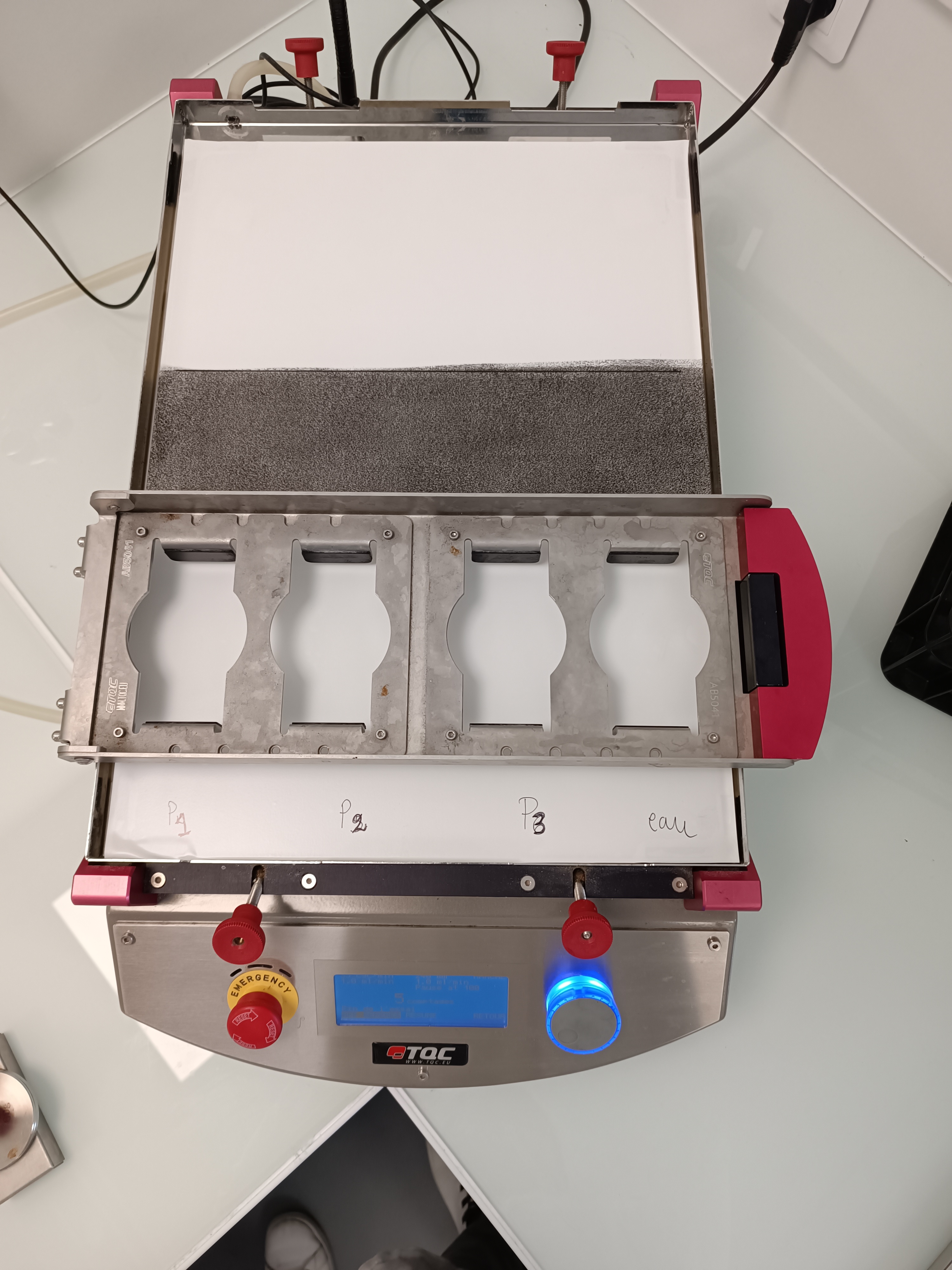 Dispositif mécanique de frottement utilisé pour mesurer le pouvoir nettoyant-dégraissant